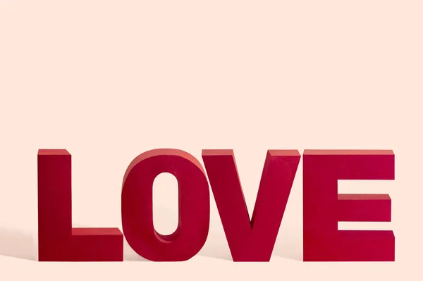 Słowo miłość. Litery objętościowe wykonane z papieru — Zdjęcie stockowe