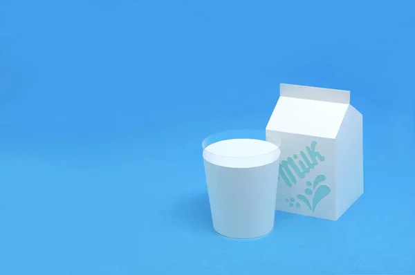 Бумажное молоко в коробке и стекле — стоковое фото