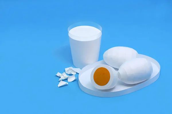 Paper eggs on plate and paper glass of milk — Stockfoto