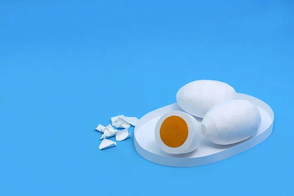 Паперові яйця на тарілці — стокове фото