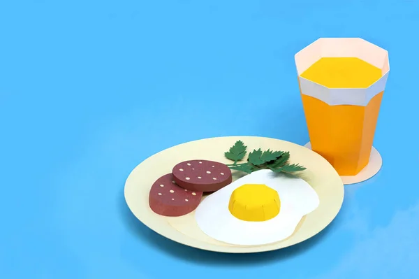 Papírová smažená vejce, plátky salámu a pomerančový džus — Stock fotografie