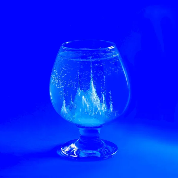 Vaso Mágico Vidrio Con Paisaje Místico Sobre Fondo Azul Proteína — Foto de Stock