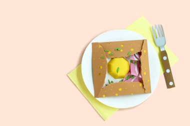Geleneksel Breton karabuğday krepi yumurta, peynir ve kağıttan yapılmış jambon. Fransız mutfağı, lezzetli brunch. Gerçek hacimli el yapımı kağıt nesneler. Kağıt işi ve sanat. En az sanat yemeği konsepti. Boşluğu kopyala