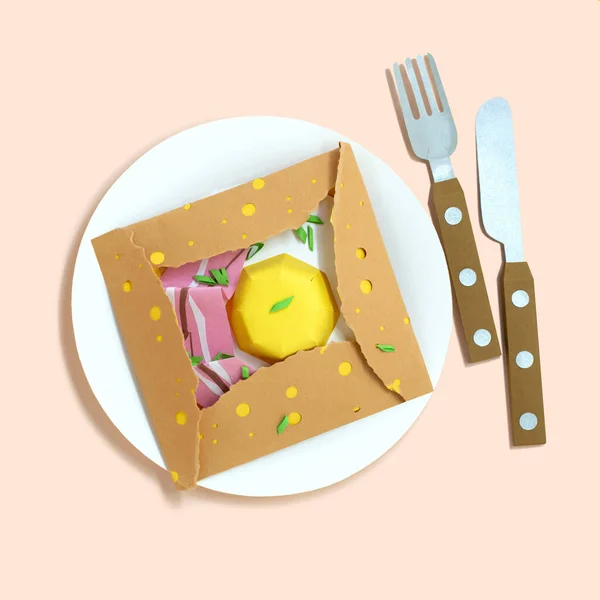 Tradiční Bretaňský Pohankový Krep Vejcem Sýrem Šunkou Papíru Francouzská Kuchyně — Stock fotografie