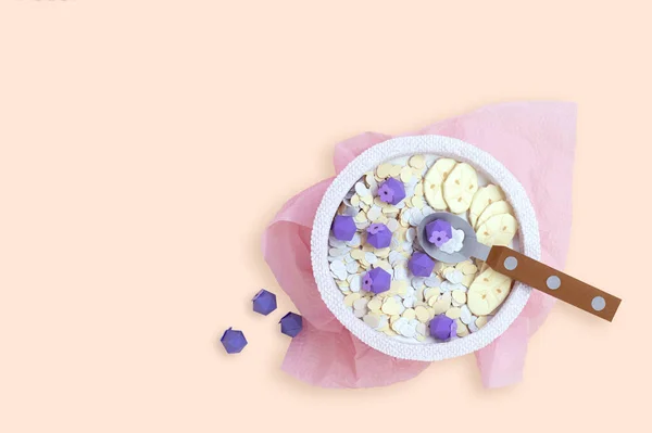 블루베리와 바나나를 곁들인 오트밀은 종이로 만들어 아침이요 식생활을 실제의 물체입니다 — 스톡 사진