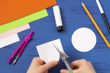 Çocuk oyuncak Paskalya Tavşanı yapıyor. Karantina sırasında çocuk gemisi. COVID-19 koronavirüs salgını sırasında çocukları nasıl cezbedeceklerini. Adım adım fotoğraflarım. Üçüncü adım. Daireleri kes