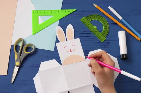 Дитина Виготовляє Коробку Формі Великоднього Кролика Дитячі Ремесла Під Час — стокове фото