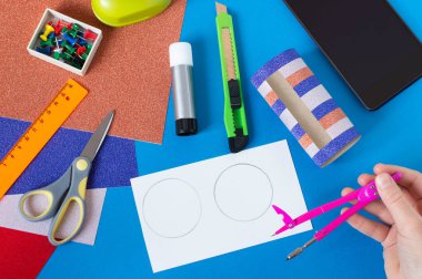 Çocuk tuvalet kağıdı kolundan akıllı telefonu temsil ediyor. Karantina sırasında çocuk gemisi. Koronavirüs salgını sırasında çocukları nasıl cezbedeceklerini. Adım adım fotoğraflarım. 8. Adım