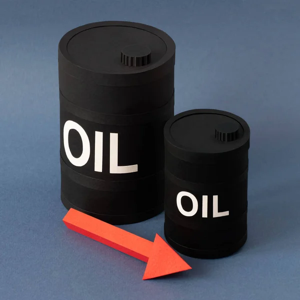 Великі Малі Бочки Нафти Стрілою Показують Зменшення Концепція Зниження Цін — стокове фото