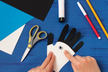 Çocuk Babalar Günü için kart hazırlıyor. Karantina sırasında çocuk gemisi. COVID-19 koronavirüs salgını sırasında çocukları nasıl cezbedeceklerini. Adım adım fotoğraflarım. Altıncı adım. Yapıştırıcı gözler