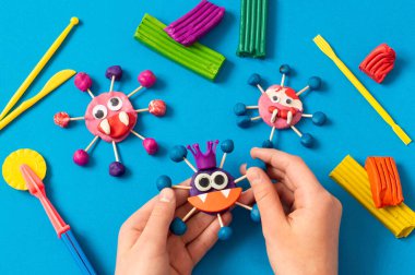 Çocuk plastikinden korkunç koronavirüsler yapıyor. Plastik modelleme, karantina sırasında çocuk oyuncağı. Diy. Koronavirüs salgını sırasında çocukları nasıl cezbedeceksiniz? 