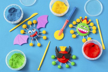 Çocuk mangır mankenliğinden korkunç koronavirüsler yapıyor. Kil ya da hamurdan modelleme, karantina sırasında çocuk oyuncağı. Diy. Koronavirüs salgını sırasında çocukları nasıl cezbedeceksiniz?