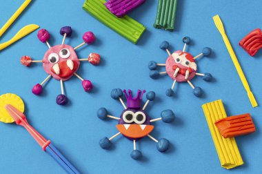 Çocuk plastikinden korkunç koronavirüsler yapıyor. Plastik modelleme, karantina sırasında çocuk oyuncağı. Diy. Koronavirüs salgını sırasında çocukları nasıl cezbedeceksiniz? 