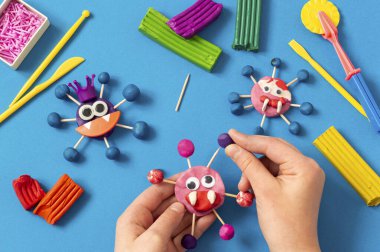 Çocuk plastikinden korkunç koronavirüsler yapıyor. Plastik modelleme, karantina sırasında çocuk oyuncağı. Diy. Koronavirüs salgını sırasında çocukları nasıl cezbedeceksiniz? 