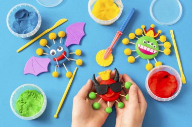 Çocuk mangır mankenliğinden korkunç koronavirüsler yapıyor. Kil ya da hamurdan modelleme, karantina sırasında çocuk oyuncağı. Diy. Koronavirüs salgını sırasında çocukları nasıl cezbedeceksiniz? 