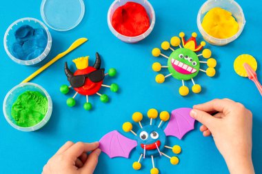 Çocuk mangır mankenliğinden korkunç koronavirüsler yapıyor. Kil ya da hamurdan modelleme, karantina sırasında çocuk oyuncağı. Diy. Koronavirüs salgını sırasında çocukları nasıl cezbedeceksiniz? 