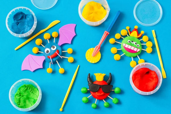 Çocuk mangır mankenliğinden korkunç koronavirüsler yapıyor. Kil ya da hamurdan modelleme, karantina sırasında çocuk oyuncağı. Diy. Koronavirüs salgını sırasında çocukları nasıl cezbedeceksiniz?