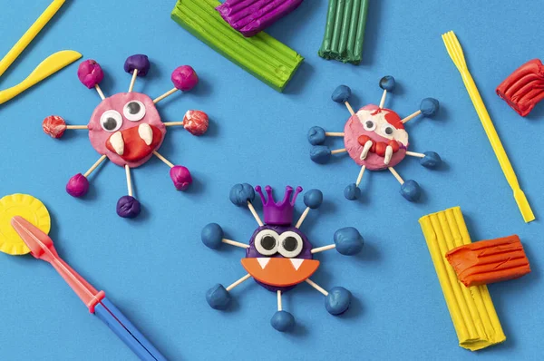 Çocuk plastikinden korkunç koronavirüsler yapıyor. Plastik modelleme, karantina sırasında çocuk oyuncağı. Diy. Koronavirüs salgını sırasında çocukları nasıl cezbedeceksiniz? 