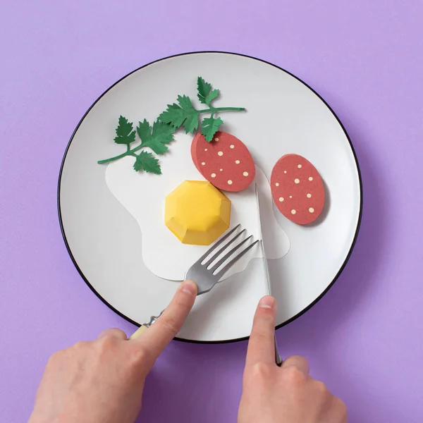 Χέρια Πιρούνι Και Μαχαίρι Κομμένα Χάρτινα Τηγανητά Αυγά Λουκάνικο Ρεαλιστικά — Φωτογραφία Αρχείου
