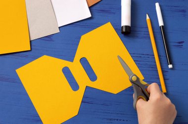 Çocuk Babalar Günü için kart hazırlıyor. Karantina sırasında çocuk gemisi. Koronavirüs salgını sırasında çocukları nasıl cezbedeceklerini. Adım adım fotoğraflarım. Adım 2. Alet kutusu biçiminde kart kes