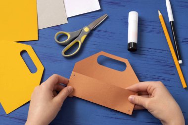 Çocuk Babalar Günü için kart hazırlıyor. Karantina sırasında çocuk gemisi. Koronavirüs salgını sırasında çocukları nasıl cezbedeceklerini. Adım adım fotoğraflarım. Dördüncü adım. Cebinle ayrıl