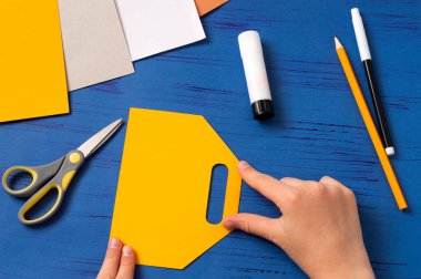 Çocuk Babalar Günü için kart hazırlıyor. Karantina sırasında çocuk gemisi. Koronavirüs salgını sırasında çocukları nasıl cezbedeceklerini. Adım adım fotoğraflarım. Üçüncü adım. Kartı ikiye katla