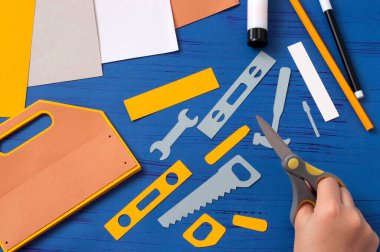 Çocuk Babalar Günü için kart hazırlıyor. Karantina sırasında çocuk gemisi. Koronavirüs salgını sırasında çocukları nasıl cezbedeceklerini. Adım adım fotoğraflarım. Altıncı adım. Araçları kes