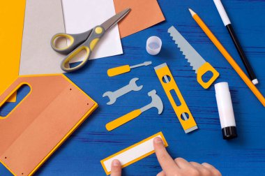 Çocuk Babalar Günü için kart hazırlıyor. Karantina sırasında çocuk gemisi. Koronavirüs salgını sırasında çocukları nasıl cezbedeceklerini. Adım adım fotoğraflarım. Yedinci adım. Yazı için etiket oluştur