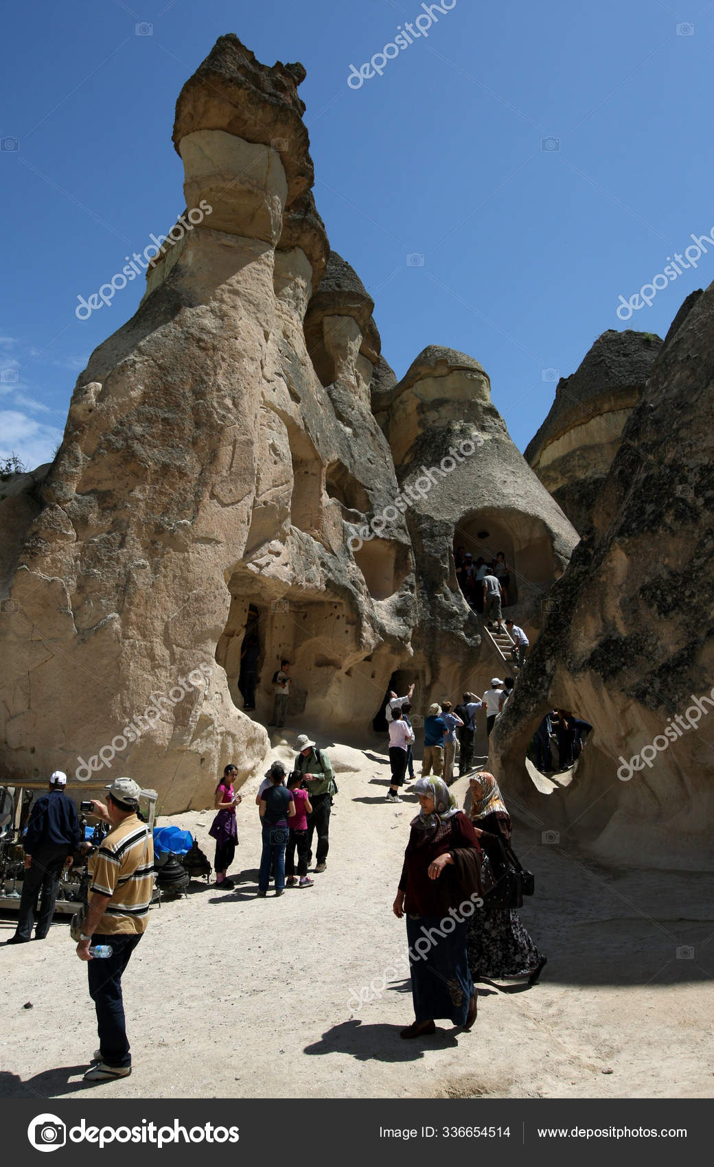 Touristen Versammeln Sich Eine Einzigartige Reihe Vulkanischer Felsformationen Die Als Redaktionelles Stockfoto C Tomwyness67 336654514