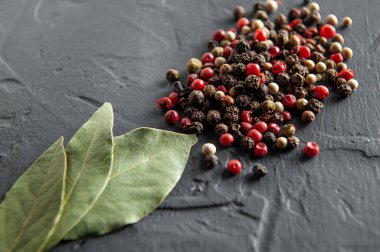 Koyu arkaplanda defne yaprağı ve biber