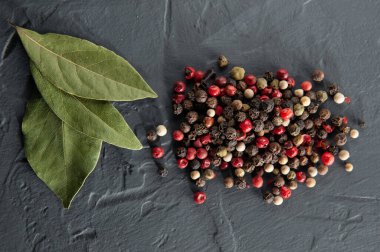 Koyu arkaplanda defne yaprağı ve biber