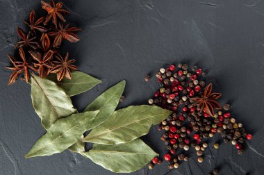 Odun Üzerindeki Baharatlar. Biber, defne yaprağı, anis..