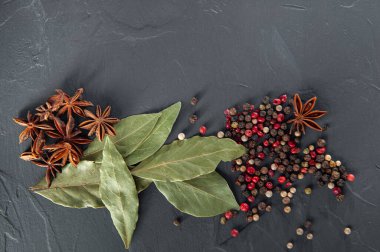 Odun Üzerindeki Baharatlar. Biber, defne yaprağı, anis..