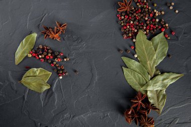 Odun Üzerindeki Baharatlar. Biber, defne yaprağı, anis..