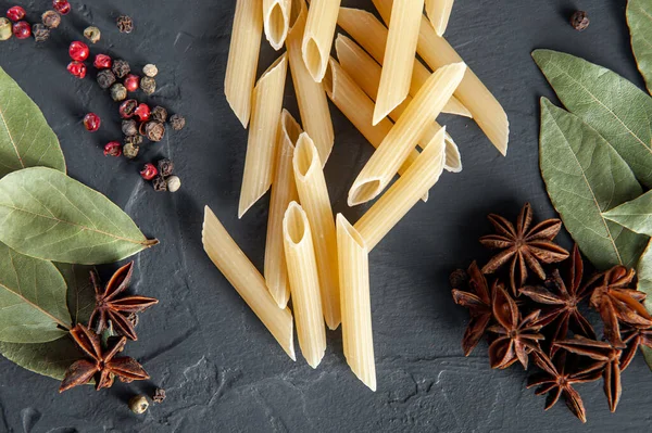 Cuisine italienne ou fond d'ingrédients, pâtes et épices. Vue du dessus, vue du dessus — Photo