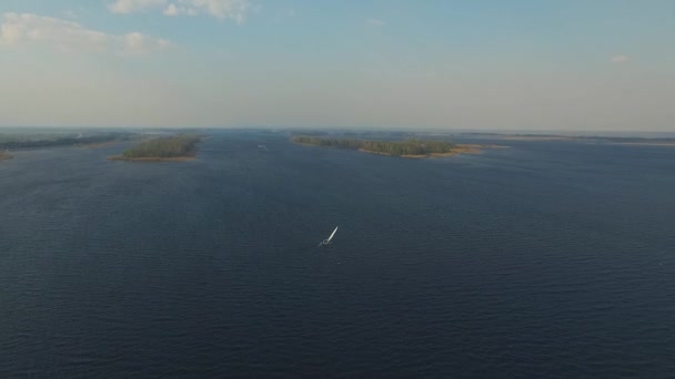 Żaglówka płynie w odległości widocznych małych wysp. Widok z góry — Wideo stockowe