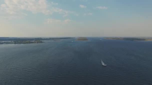 Velero navega en la distancia visibles pequeñas islas. Vista superior — Vídeos de Stock