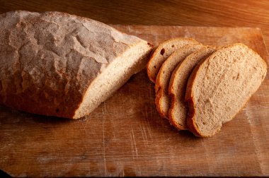 Tahtada parçalanmış ekmek.