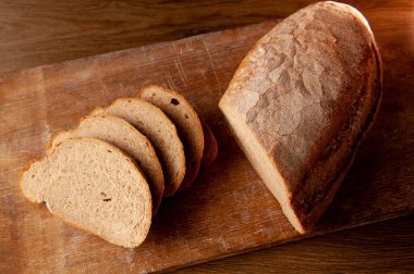 Tahtada parçalanmış ekmek.