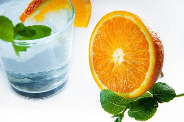 Naneli, portakallı ve cam kavanozda buzlu taze limonata. Soğuk yaz içeceği ve kokteyl