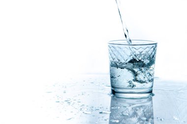 Beyaz arka planda izole edilmiş camdan su sıçrıyor.
