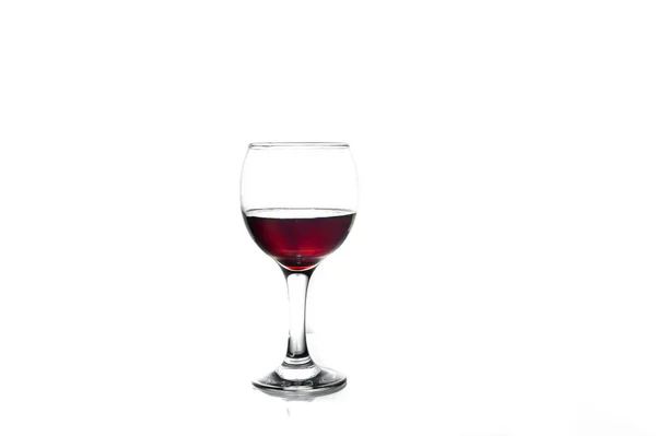 Verre de vin sur fond blanc isolé — Photo