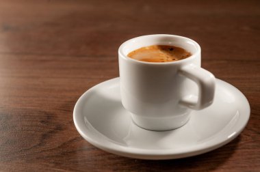Bir fincan espresso ve bir fincan beyaz çay tabağı.