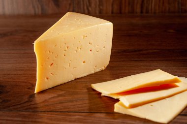 Peynir ahşap bir arka planda.