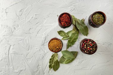 Beyaz desenli defne yaprağı, biber ve baharat arkaplan görünümü