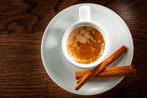 Cup of coffee with cinnamon sticks. Top view and close-up — Stock Photo, Image