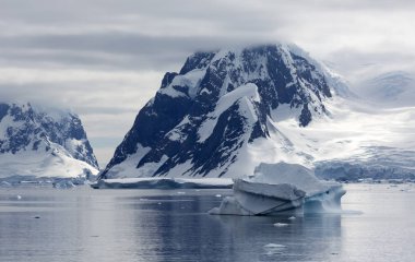 Antarktika kıyısında