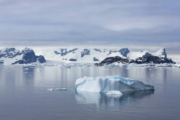 Побережье Антарктиды — стоковое фото