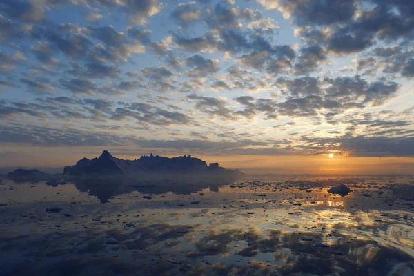 Icebergs de várias formas e tamanhos . — Fotografia de Stock