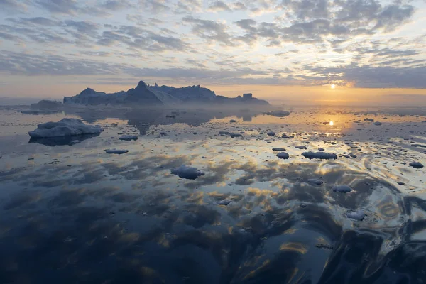 Iceberg di varie forme e dimensioni . — Foto Stock